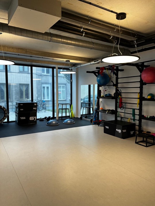 Oefenzaal met rekken en fitnessmateriaal
